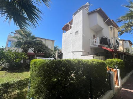 Aydın Akbük'te Satılık Merkezi Konumda Havuzlu Site İçerisinde Bahçeli Eşyasız Yazlık