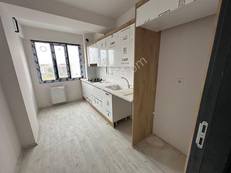 Zeki Emlak'tan Muradiye'de 2+1 K.mutfak, Otoparklı Satılık Daire