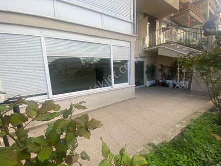 Üsküdar Salacak'ta Sahil Yoluna Cepheli Binada 3 + 1 120m2 Bahçe Katı Daire