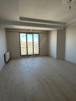 Uygar Emlaktan Şirinevler Mahallesinde Ebeveyn Banyolu 3+1 Daire