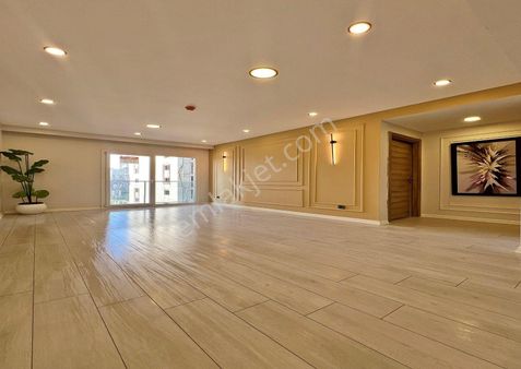 Metrobüs E5 Yakın Siteiçi Güvenlikli Otoparklı Satılık 1+1 Daire