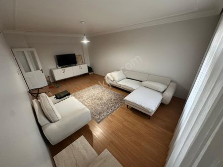 Hayal'den Yaşarkemal Cd. Lokasyonunda Katta Geniş Çift Balkonlu 3+1!