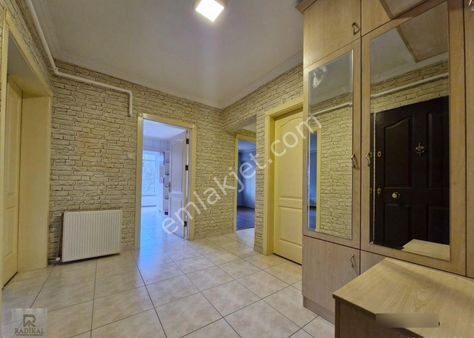 Birlik Mahallesi 438. Sokak Üzeri Ara Kat Temiz Oturuma Hazır 3+1 Kiralık Daire ...............