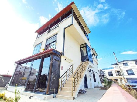 Burhaniye İskele'de Aygülden Ön Cephe Çift Mutfak Ebeveyn Banyolu Kapalı Teraslı 2+1 Satılık Dubleks