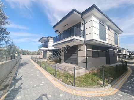 Gömeç Kemalpaşa Sahil Bölgesinde Satılık Lüx 3+1 Villa