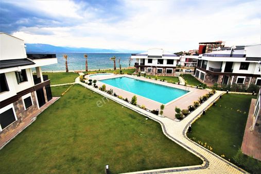 Burhaniye Pelitköy'de Aygül'den Denize Sıfır Site İçi Havuzlu 2+1 Satılık Çift Teraslı Lüks Dubleks