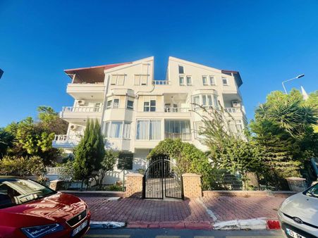 Lara Güzelobada Sahil Bandına Yakın Katta 1+1 Daire