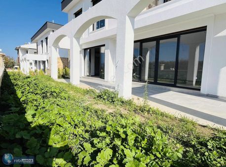 Kuşadası Güzelçamlıda Tek Müstakil Geniş Taban Oturumlu Villa