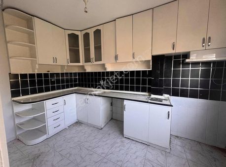 Bayraklıda Cadde Üzeri 2+1 Teraslı Kapalı Mutfaklı Kiralık Daire