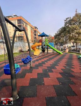 Önü Park Ve Ana Cadde Cephe, Toplu Ulaşım Önünde