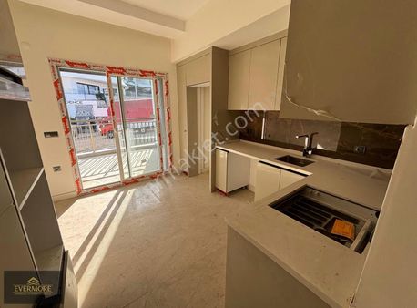 Kuşadası'nda Havuzlu Sitede, Doğalgazlı Satılık 3+1 Son Daire