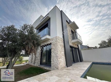 Urla'da Müstakil Havuzlu Satılık Villa