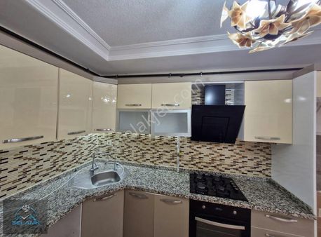 Yurt. Mah. Sosyete Pazarına Yakın 3+1 K.mutfak D.gazlı Daire