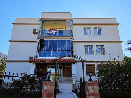 Yenifoça Merkezde Park Manzaralı, Doğalgazlı, Klimalı 2+1 Daire