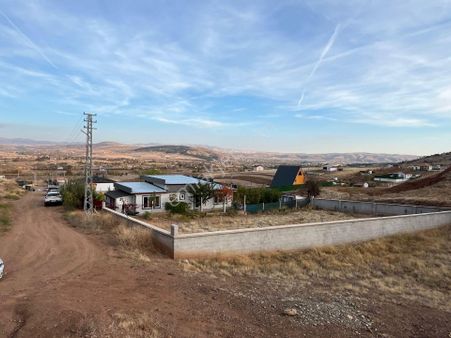 Nova'dan Doktorlar Sitesi Yakınında Duvarı Yapılmış 609 M2 Arsa