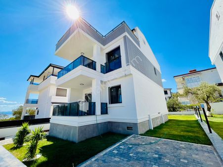 Yükselden Satılık Körfez Manzarasına Doyamayacağınız Tam Bağımsız Villa