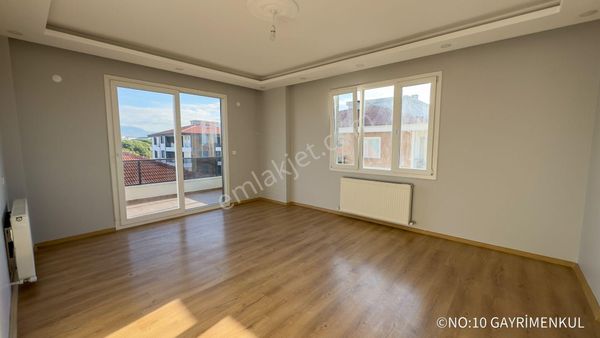 No:10 Gayrimenkul’den – Sahil Yolu Üzeri Merkezi Konumda Cadde Üstü 2+1 Ara Kat Kapalı Mutfak