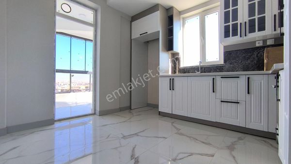 Senaemlaktan Yenkent Katlarda Fullyapılı Sıfır 3+1 Cam Balkonul Satılık Direler