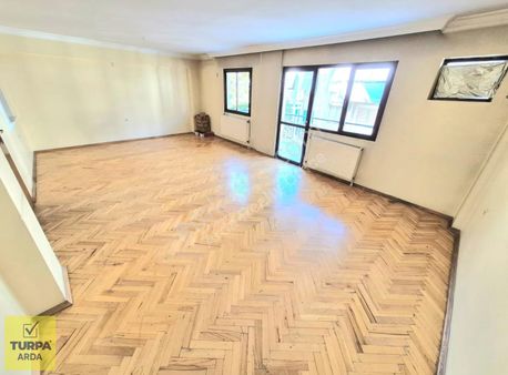 K.yaka Çarşı Yakını Asansörlü Otoparklı D.gazlı 3+1 150 M2