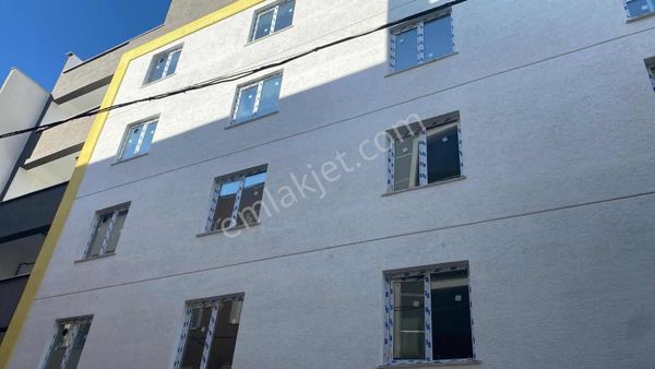 Mecidiye Mahallesinde Ara Kat(karanlık Oda Yok) Satılık Daire