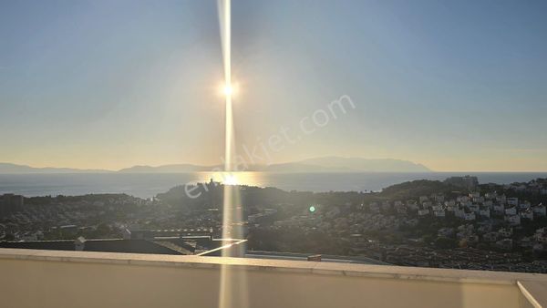 Kuşadası'nda Full Deniz Manzaralı,oldykça Geniş, Teraslı Sarılık Daire