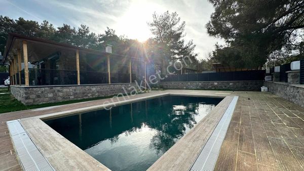 Bornova Çiçekliköyde Ormanın İçinde Satılık Havuzlu Villa