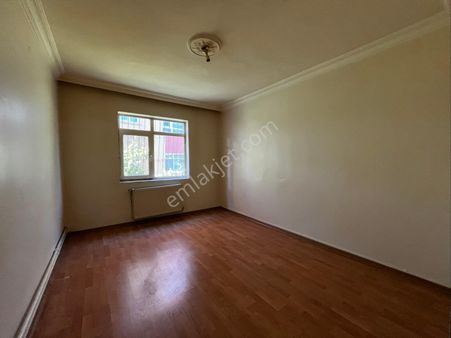 Aksaray Caddesinde Metroya Yakın 3+1 Katta Kiralık Daire