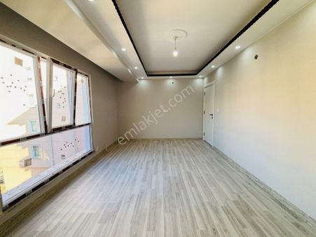 Güven'den Çarşı İçinde Servis Durağı Yanı Ara Kat Ön Cephe 2+1ev