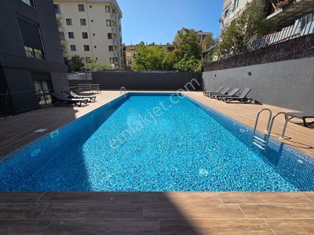 Suadiye'de Güvenlikli Havuzlu Sitede Sıfır 2+1