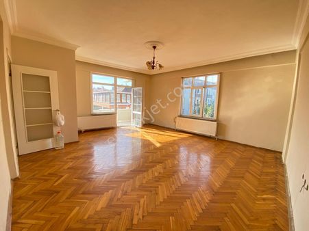 3+1 Tek Daire Üzerine Metrobüse Yürüme Mesafesinde Aile Binasında