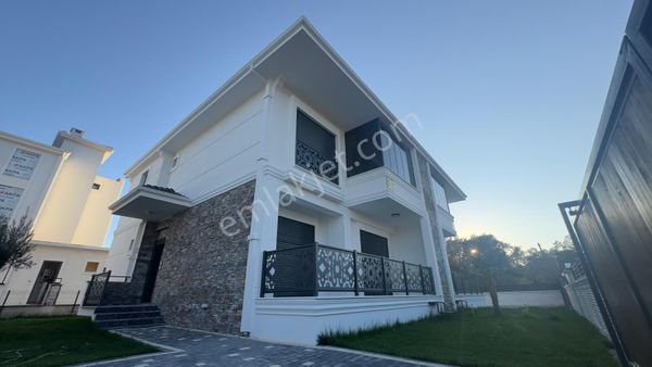 Güre Çamlıbel'de Denize 300 Metre Mesafe'de 4+1 Villa