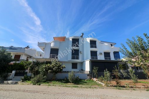 Efeler Mahallesi Villalar Bölgesinde Satılık 4+1 Triplex Villa