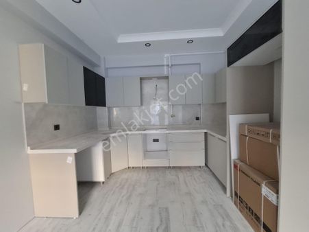 Akman'dan Caddeye Paralel Ebeveyn Banyolu 2+1 Sıfır Daire