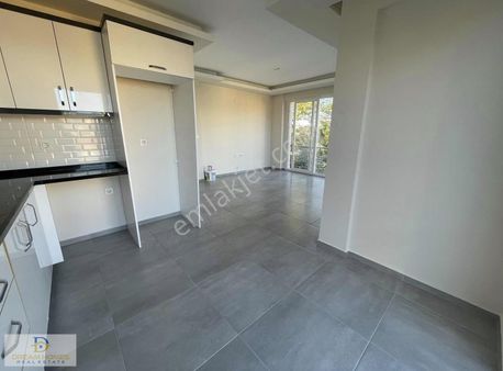 Foça Mahallesinde Aydınlık Ve Ferah 3+1 Satılık Daire