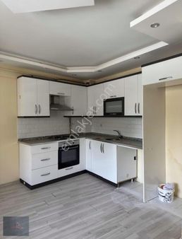 Zeki Emlak'tan Muradiye'de Caddeye Yakın Kiralık 2+1 Daire