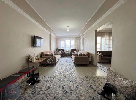 Zeki Emlak'tan Muradiye'de 3+1 Ara Kat Satılık Daire