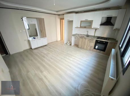 Zeki Emlak'tan Muradiye'de İstasyon Civ. 1+1 Satılık Daire