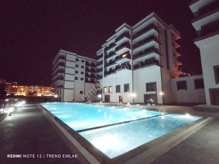 Kuşadası Merkeze Yakın Havuzlu Kapalı Otaparkli Arakat 2+1 Ebeveyn Banyolu