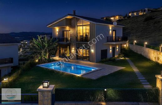 Foça'da Geniş Bahçeli Havuzlu Tam Müstakil 4+1 Dubleks Villa