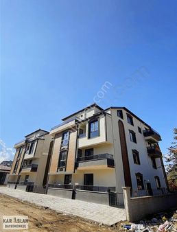 Gölcük Çiftlikte Anayola İki Sokak Mesafede 4+1 Daire