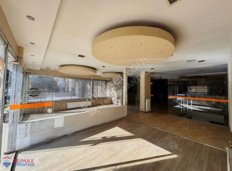 Konak Caddesinde 700 M2 3 Katlı Kiralık Mağaza, Dükkan