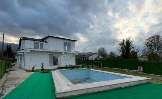 Havuzlu Sitede 4+1 Yerden Isıtmalı, Fırsat Fiyatta Villa