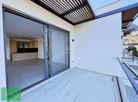 Deniz Manzaralı Eşyasız Özel Havuzlu Tek Kat Villa