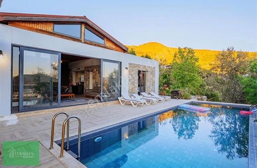 Gümüşlük Karakaya'da Manzaralı Havuzlu 4+1 Tek Katlı Taş Villa