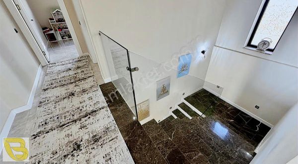 Bahçeyaka Merkezde Satılık 5+1 Müstakil Havuzlu Lüks Villa