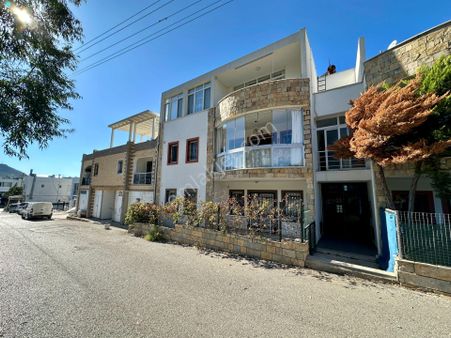 Bodrum Turgutreis Merkezde Kapalı Balkonlu Geniş Tertemiz 2+1 Daire