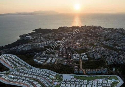 Kuşadasında İnşaatı Devam Eden Deniz Manzaralı 2+1 Satılık Daire