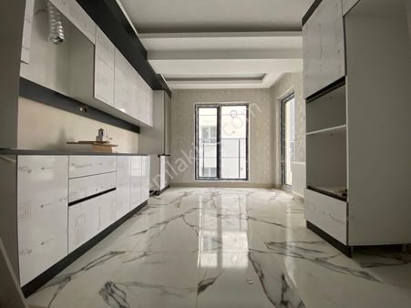 Yenikent'te Asansörlü,e.banyolu,giyinme Odalı,geniş Balkonlu 4+1