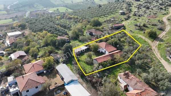 1090 M2 Arsa İçinde 2+1 Müstakil Ev İki Ayrı Ahır Ve Depolar