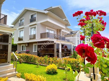 Kartallar'dan Plaja 30 Mt. Havuzlu Sitede Emsalsiz Yazlık Villa.